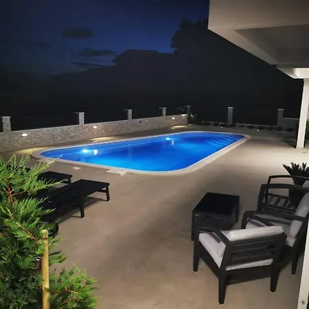 Apartment La *