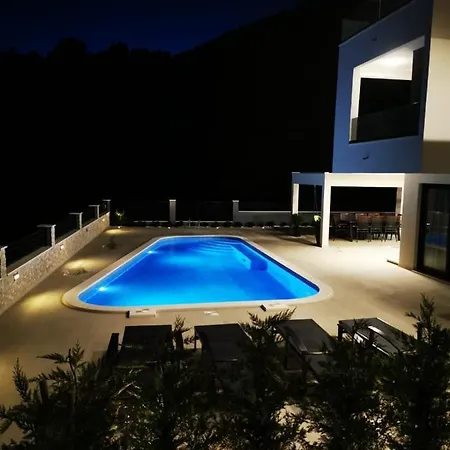Apartment La *